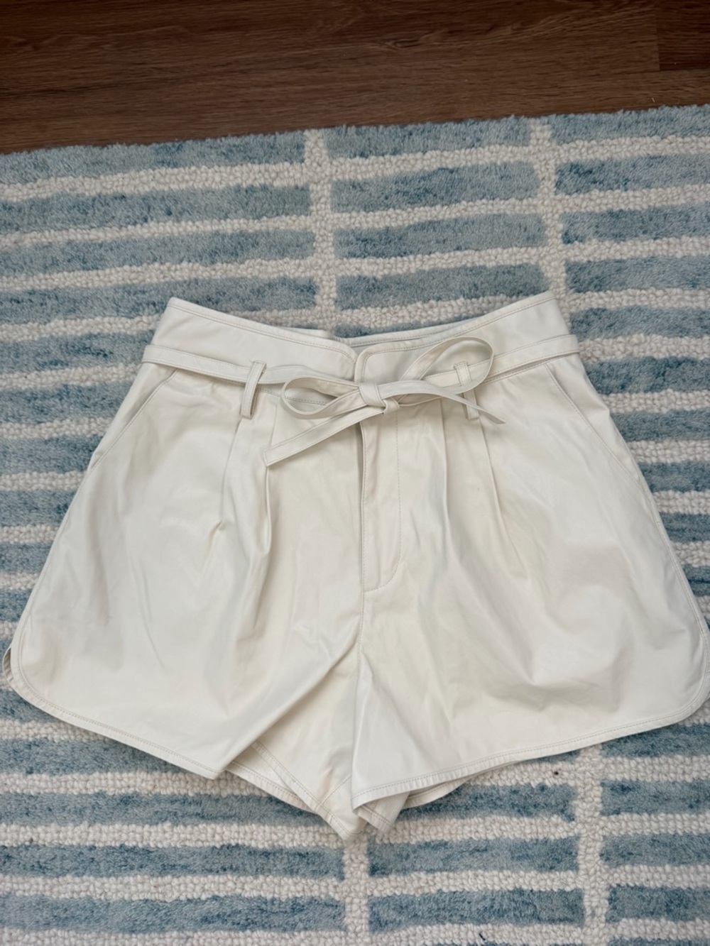 Paige Size 2 Faux Leather Tie-Waist Cream Women's Shorts
